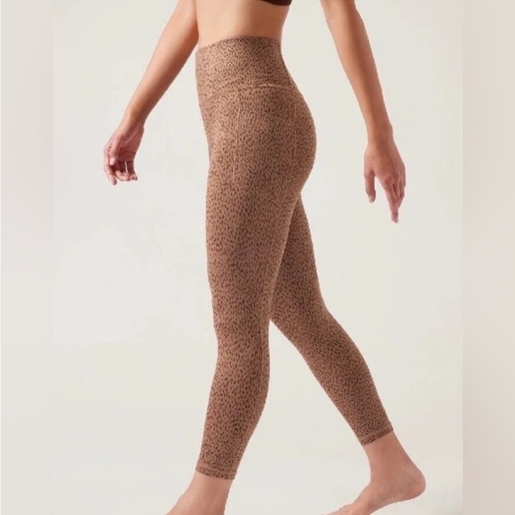 ATHLETA salutation stash pocket Leopard Print 7/8 Leggings - Picture 2 of 9